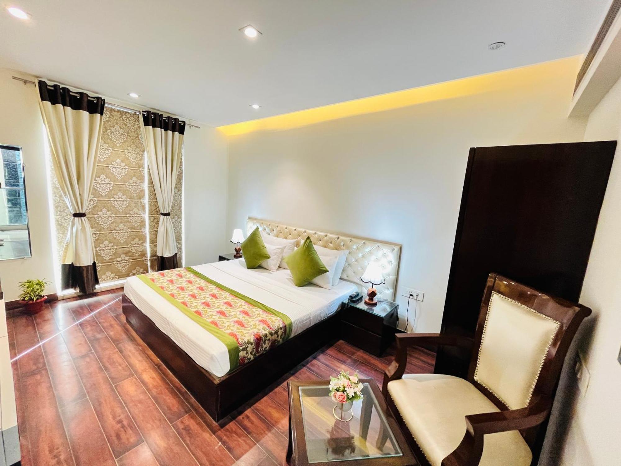 Hotel Aura Ip Grand Karkardooma Metro Station New Delhi Couple Friendly Exterior photo